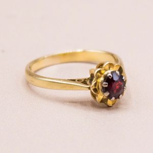 Junkyard Gem 18ct Gold Vintage Pre Loved Garnet Floral Solitaire Ring