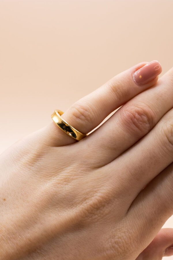 18ct Gold Curved Stacking Band