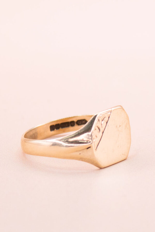 Junkyard Gem 1990s 9ct Gold Signet Ring